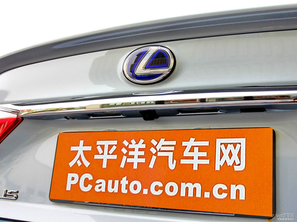 銀藍(lán)金屬色雷克薩斯ES車尾外觀圖片