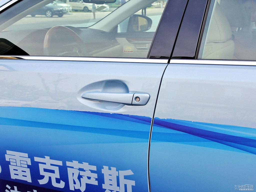 銀藍金屬色雷克薩斯ES車身外觀圖片