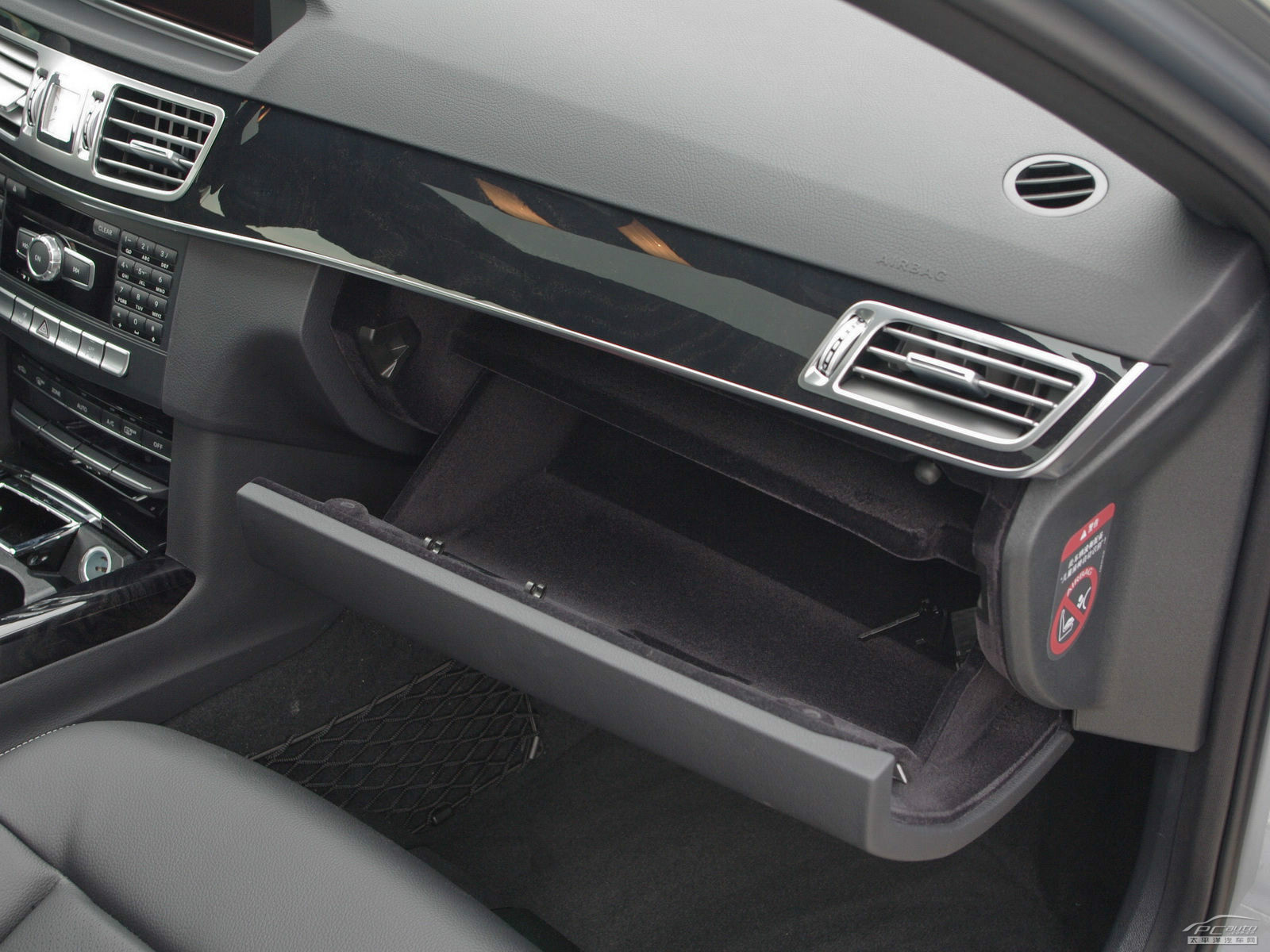 奔馳E級空間高清大圖