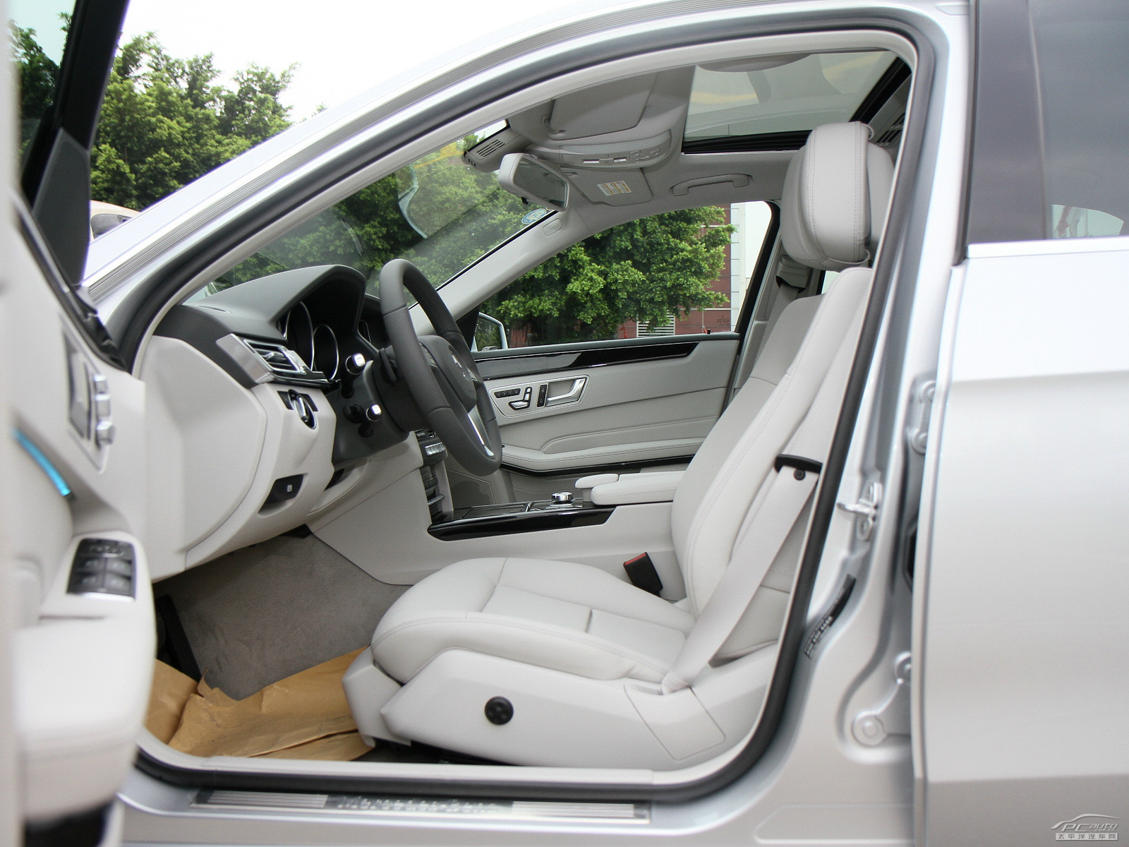 奔馳E級(jí)空間高清大圖