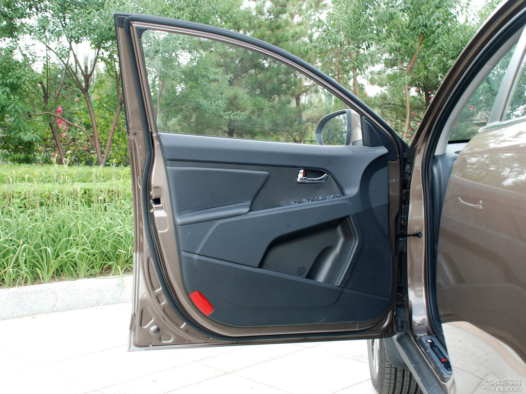 沙灘金智跑車廂內(nèi)飾圖片