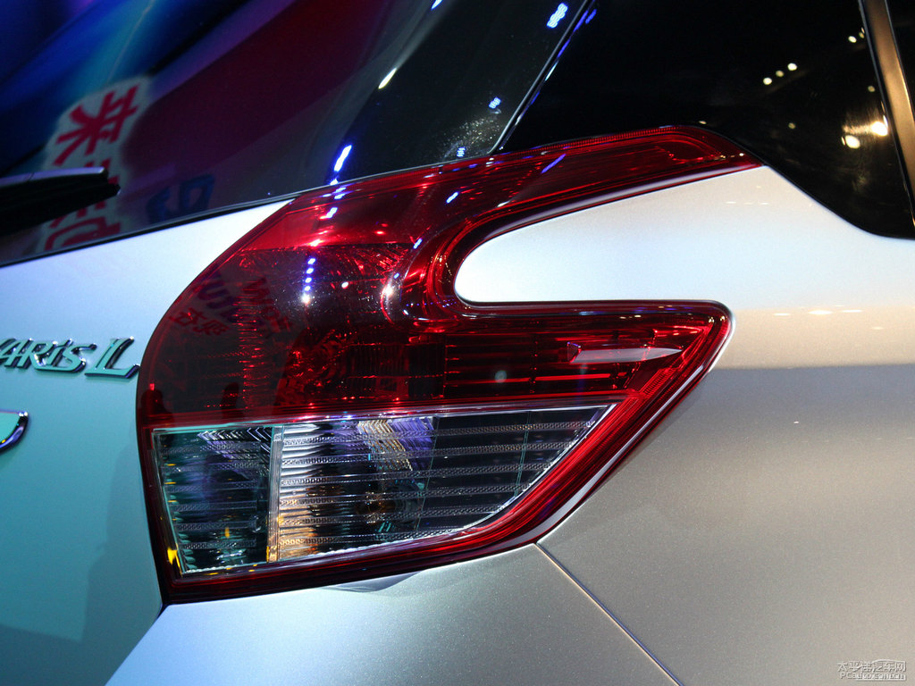 水晶銀YARiS L 致炫車尾外觀圖片