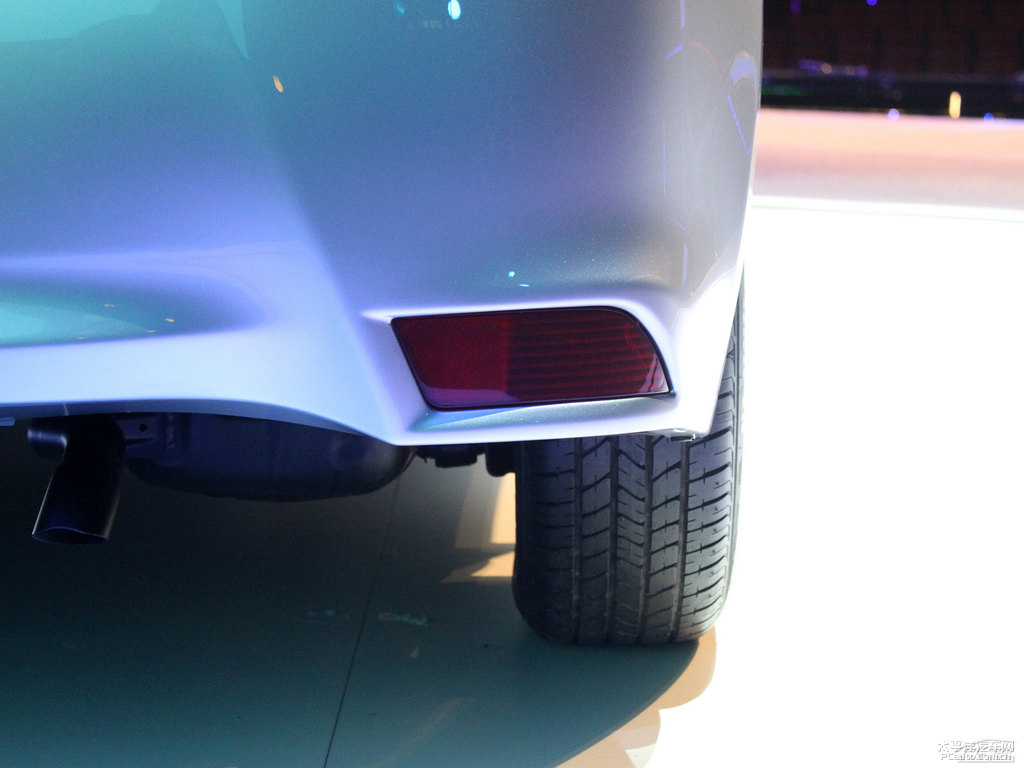 水晶銀YARiS L 致炫車尾外觀圖片