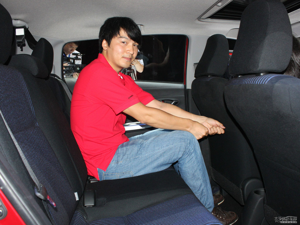 珊瑚紅YARiS L 致炫駕乘空間空間圖片