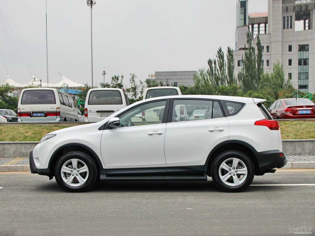 超級(jí)白R(shí)AV4榮放整車外觀外觀圖片