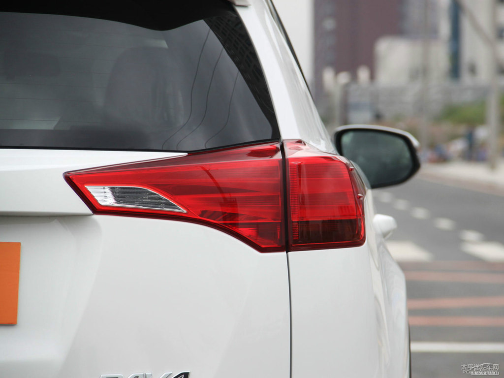 超級白R(shí)AV4榮放車尾外觀圖片
