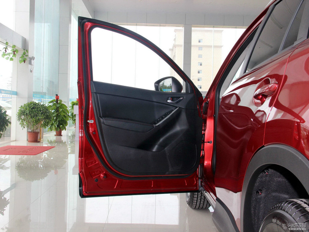 激情紅馬自達CX-5車廂內(nèi)飾圖片