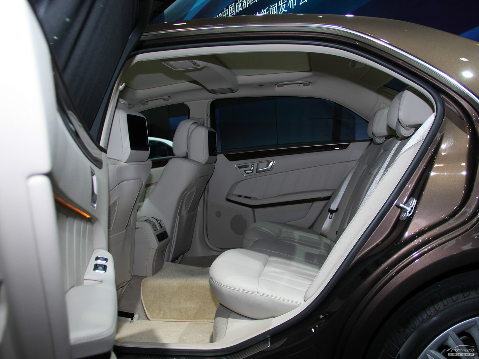 奔馳E級(jí)空間高清大圖