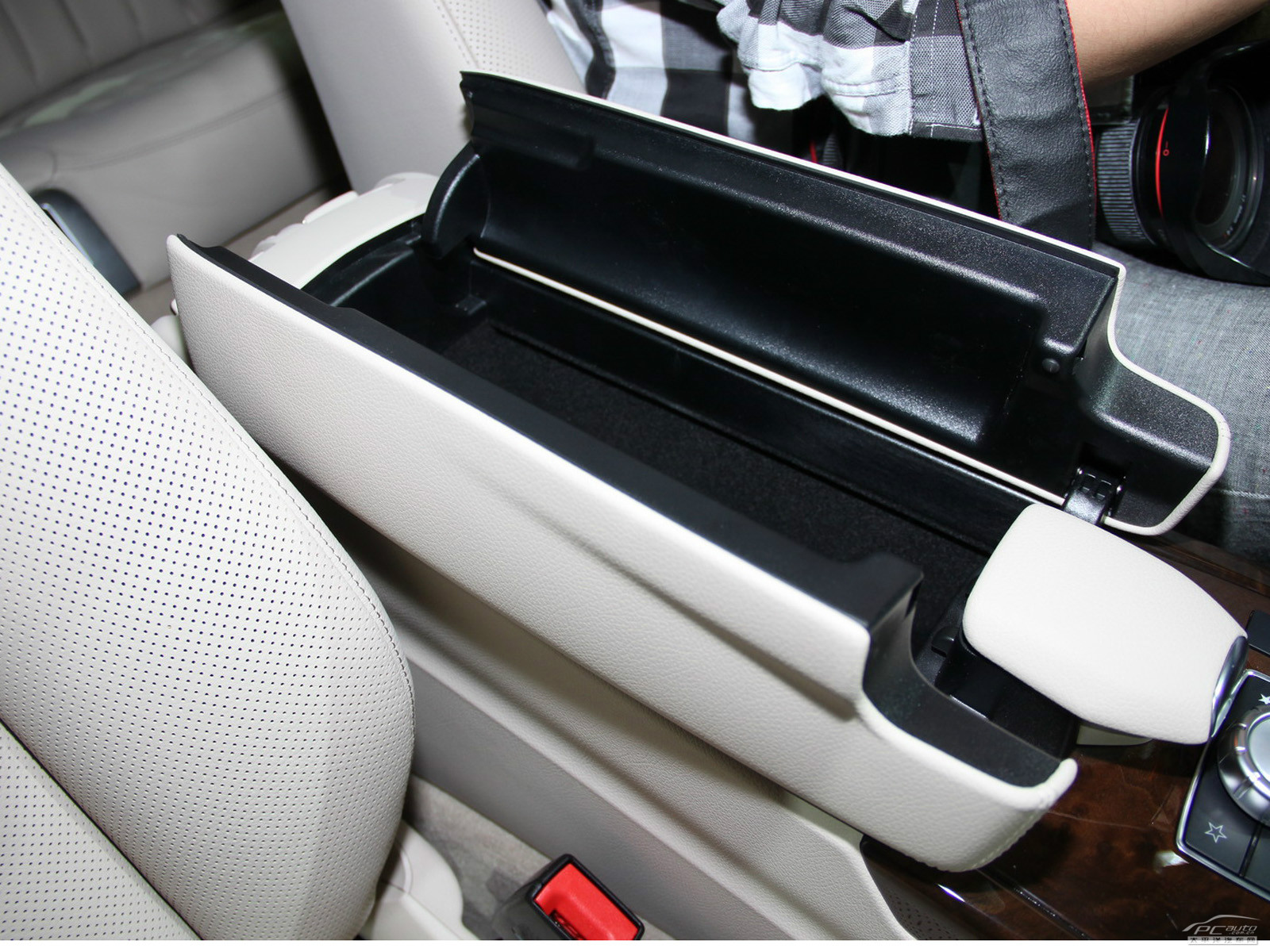 奔馳E級空間高清大圖