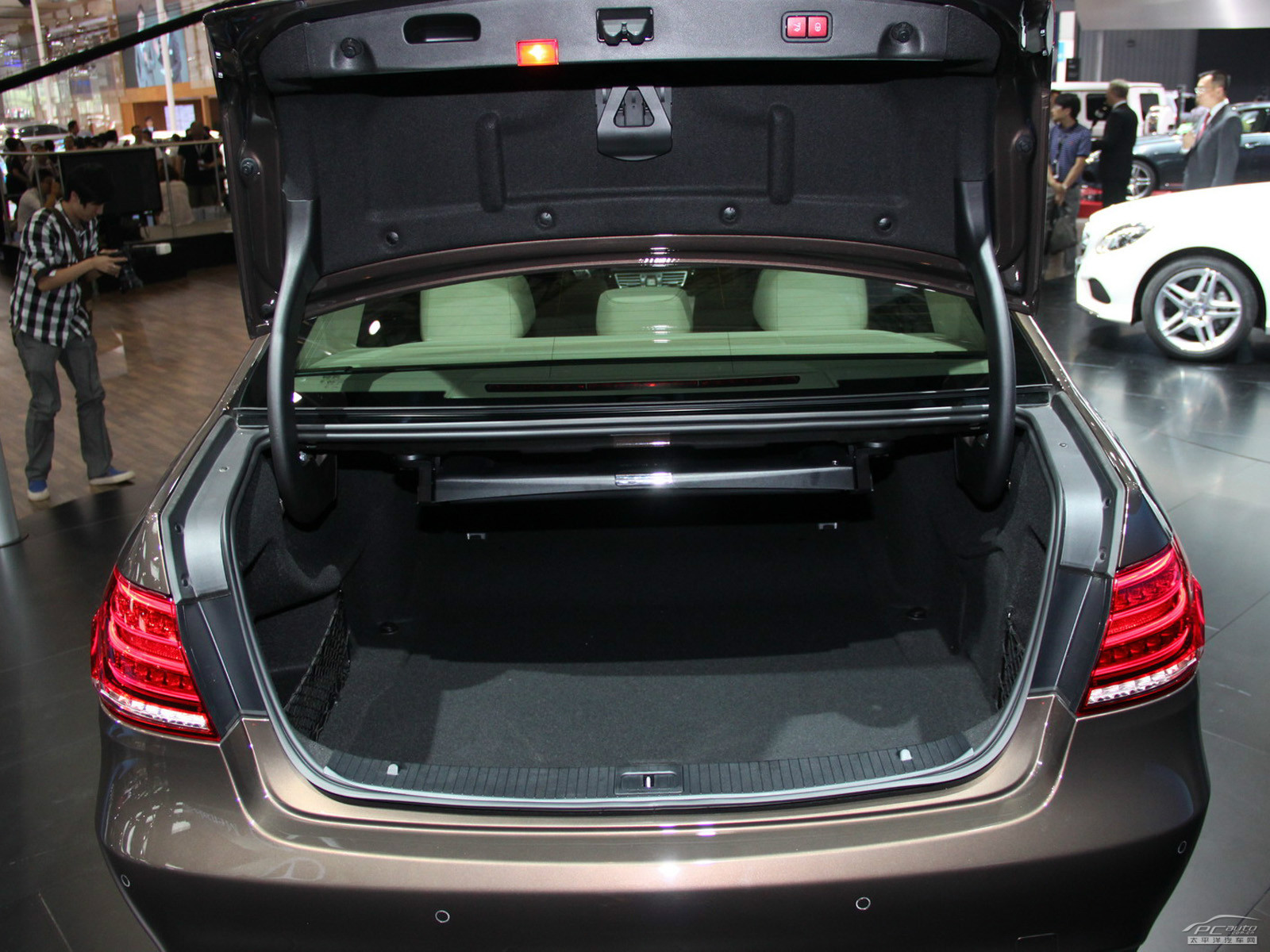 奔馳E級(jí)空間高清大圖