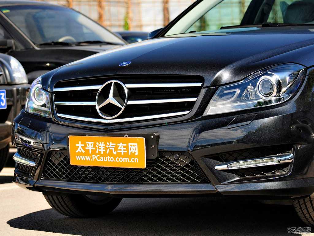 曜巖黑奔馳C級車頭外觀圖片