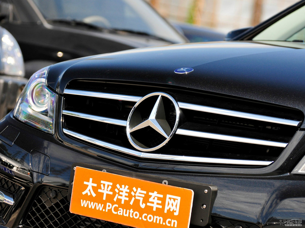曜巖黑奔馳C級(jí)車頭外觀圖片