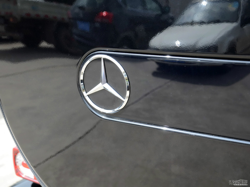 曜巖黑奔馳G級車身外觀圖片