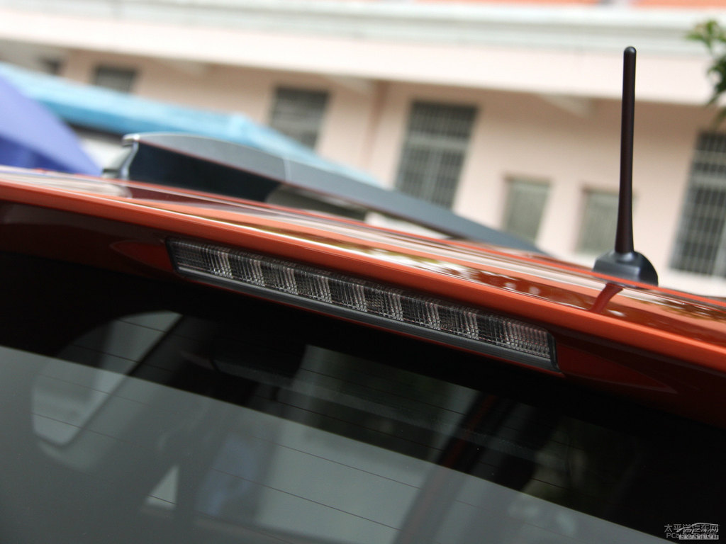 橙色RAV4榮放車尾外觀圖片