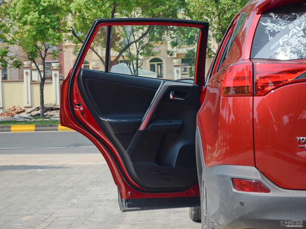 紅云母色RAV4榮放車廂內(nèi)飾圖片