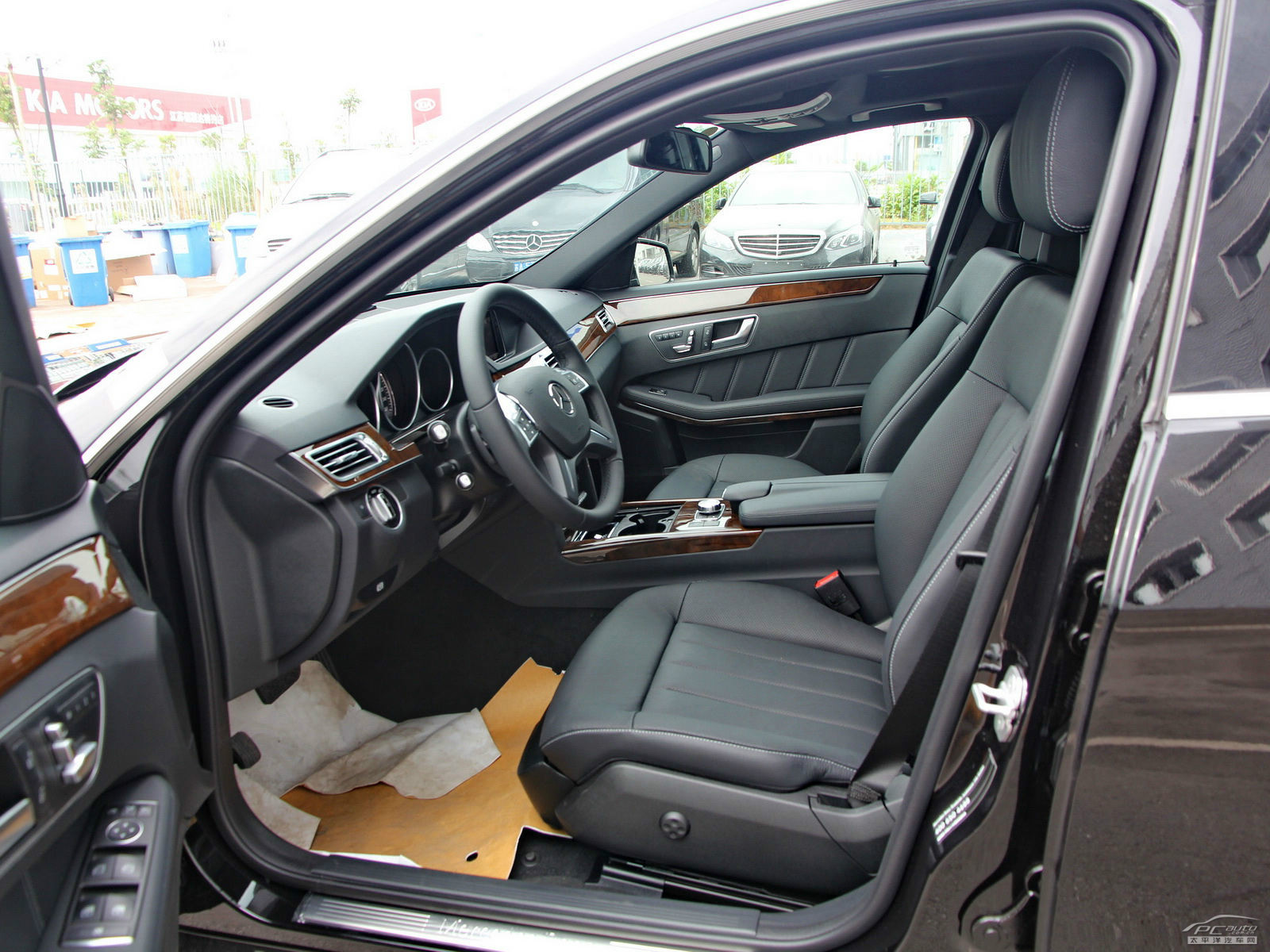 奔馳E級空間高清大圖