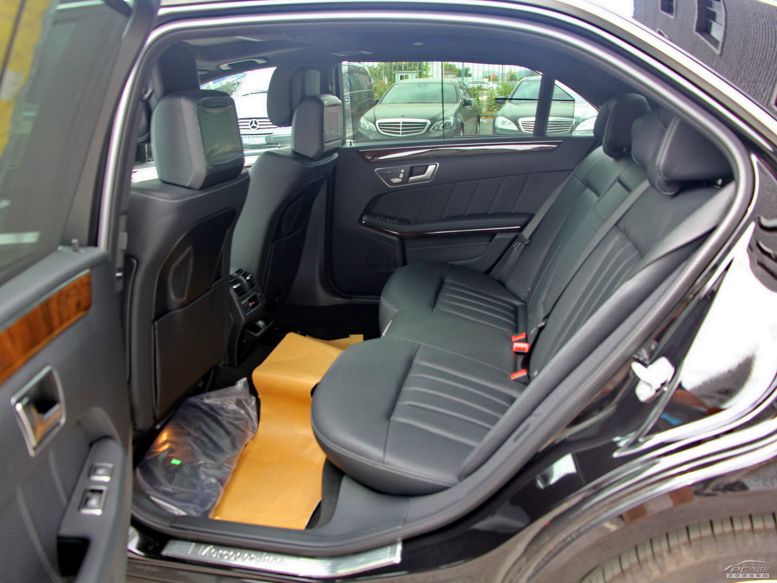 奔馳E級(jí)空間高清大圖