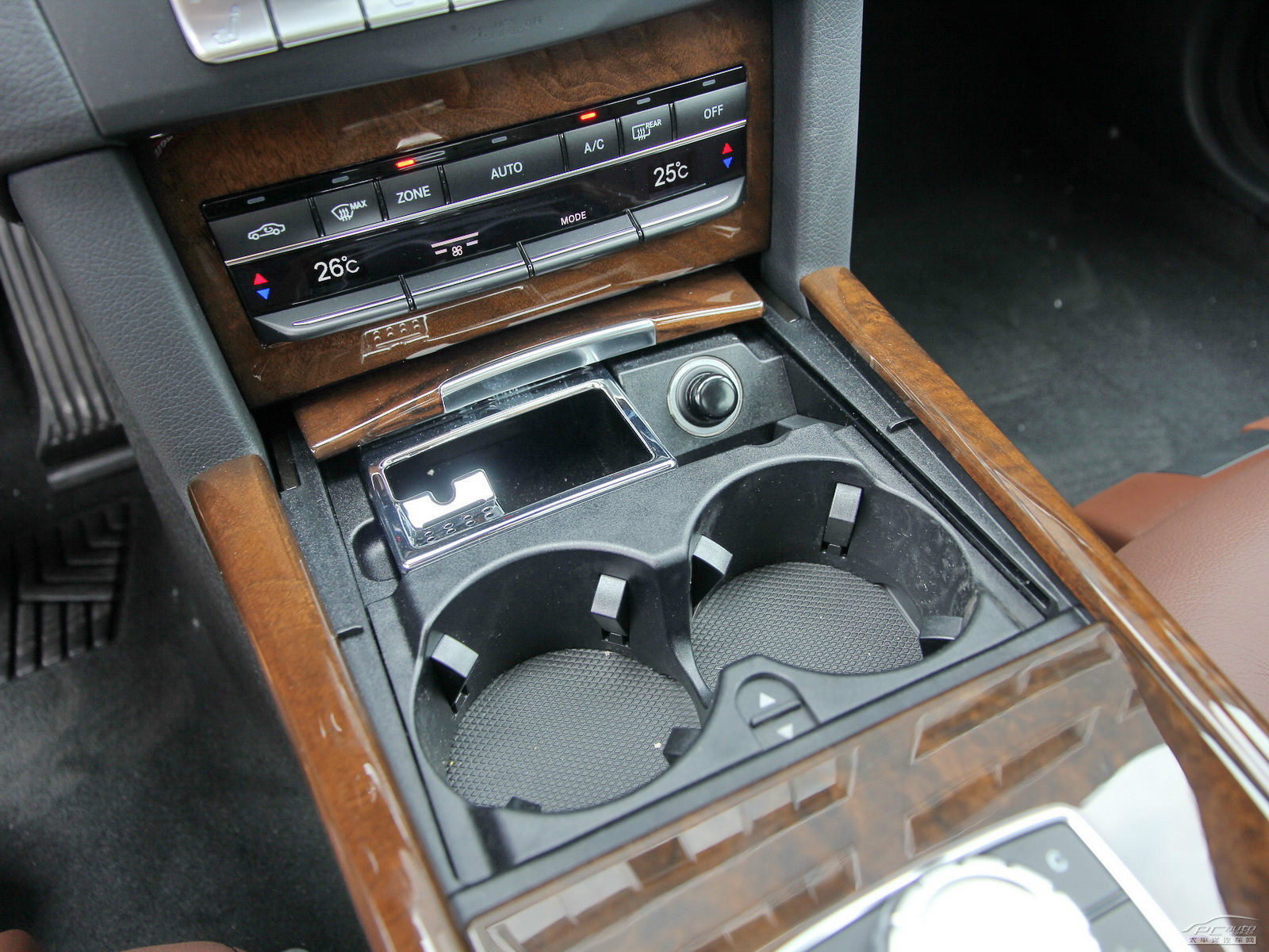 奔馳E級空間高清大圖