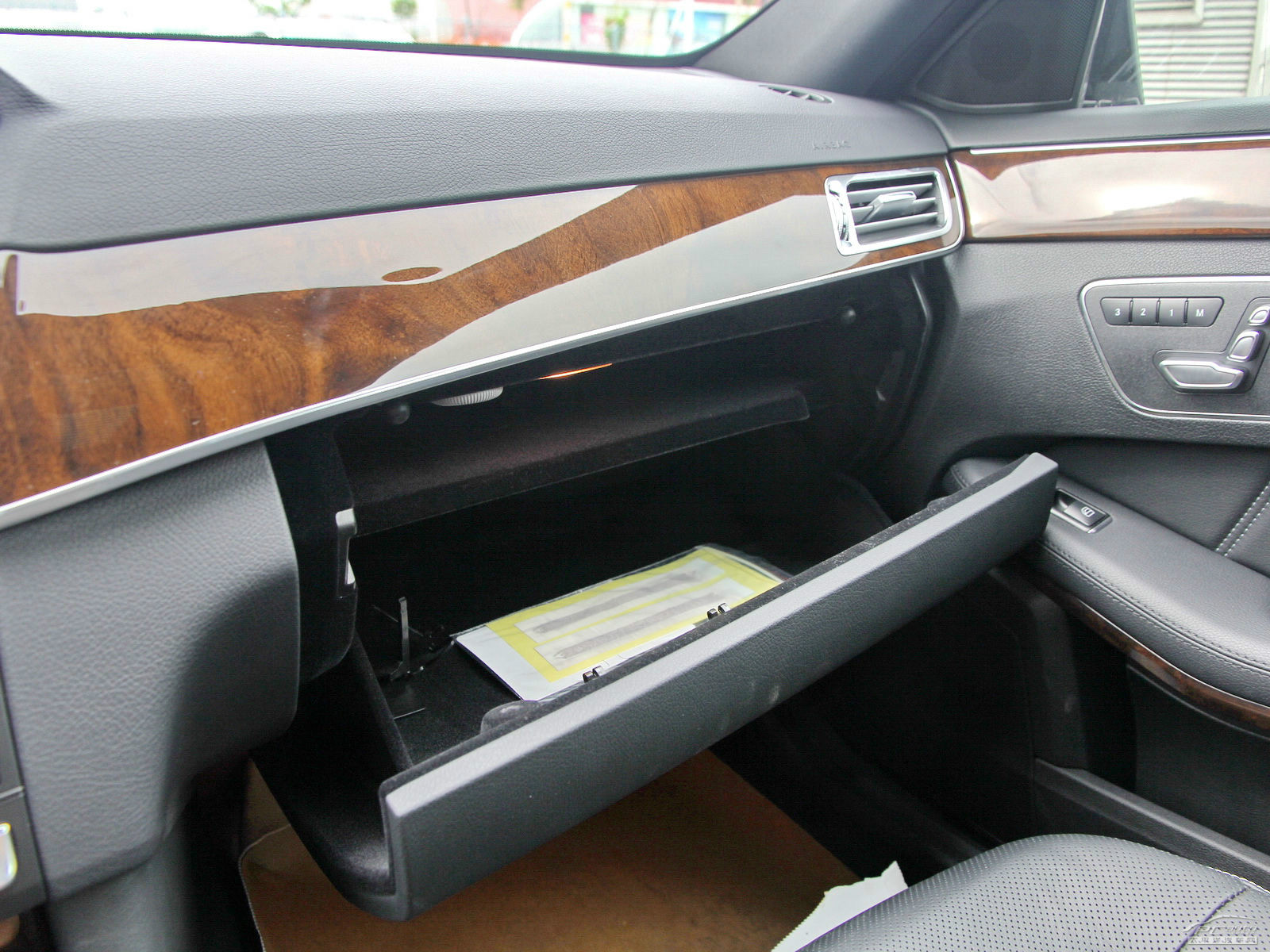 奔馳E級空間高清大圖