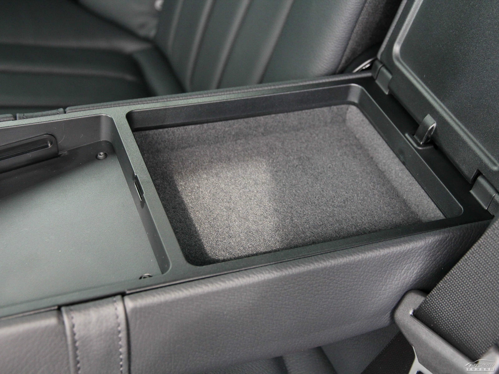 奔馳E級空間高清大圖