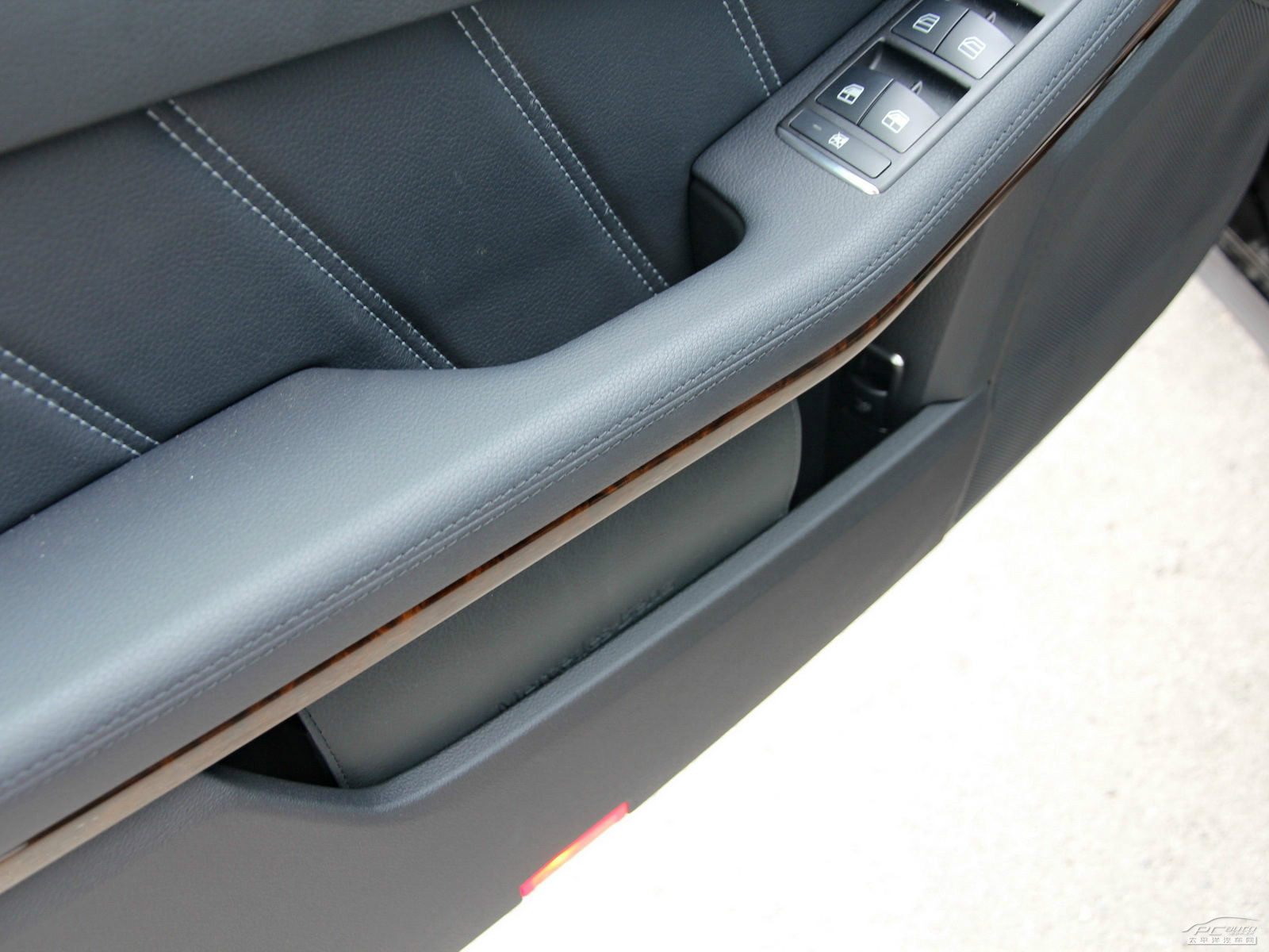 奔馳E級(jí)空間高清大圖