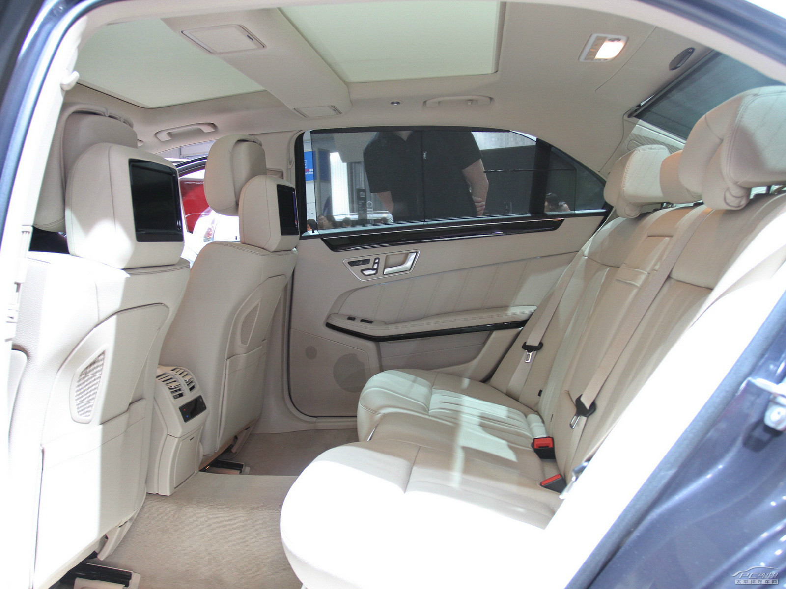 奔馳E級(jí)空間高清大圖