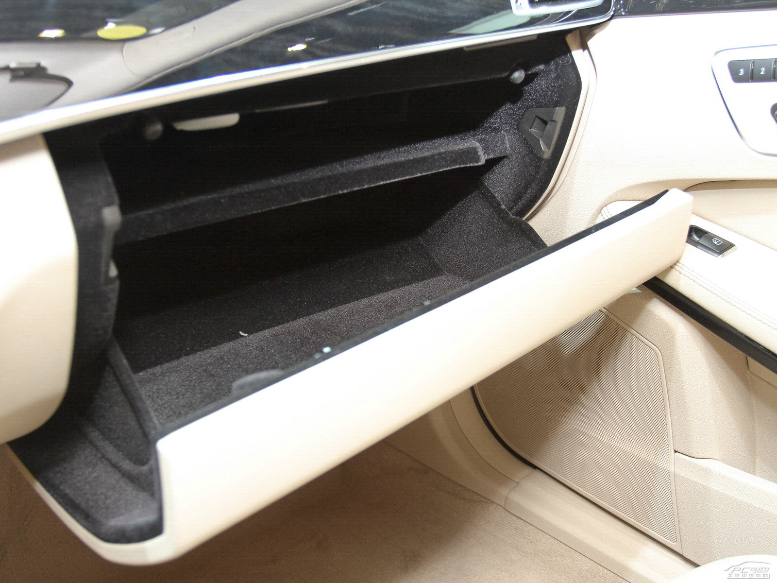 奔馳E級空間高清大圖