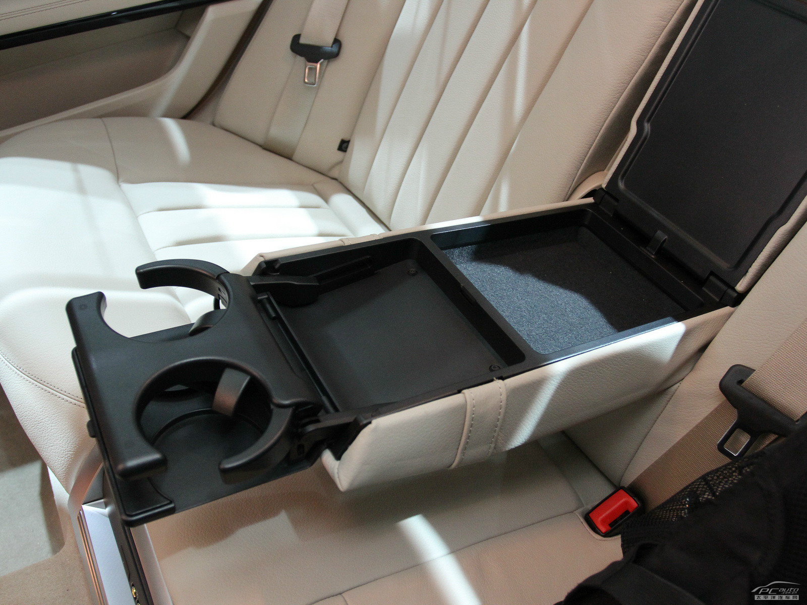 奔馳E級(jí)空間高清大圖