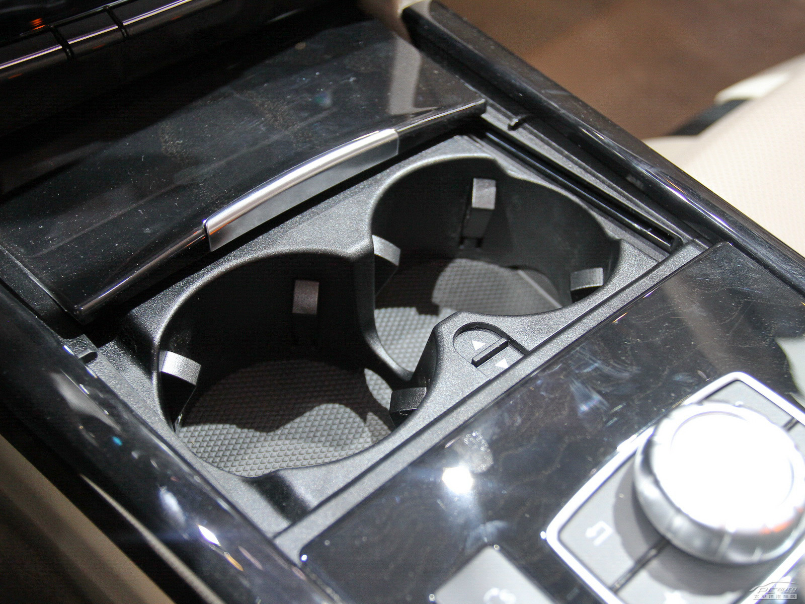 奔馳E級空間高清大圖