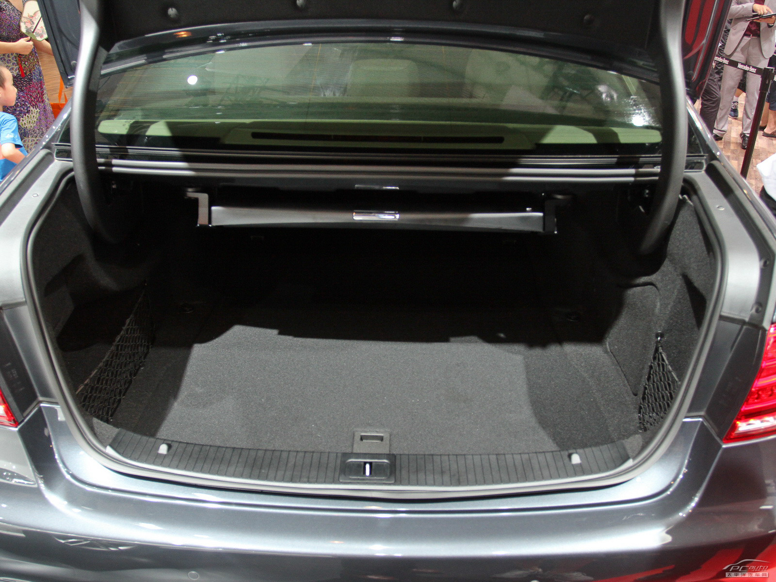 奔馳E級(jí)空間高清大圖