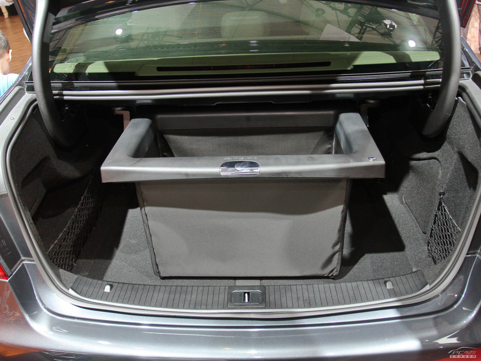 奔馳E級空間高清大圖