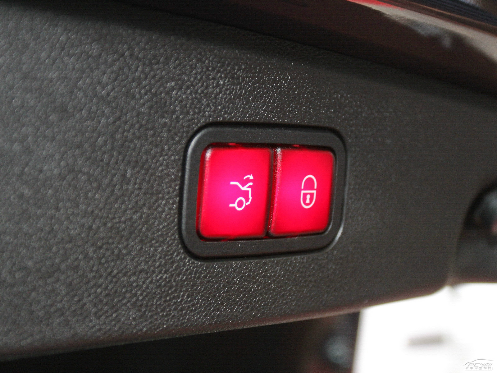 奔馳E級空間高清大圖