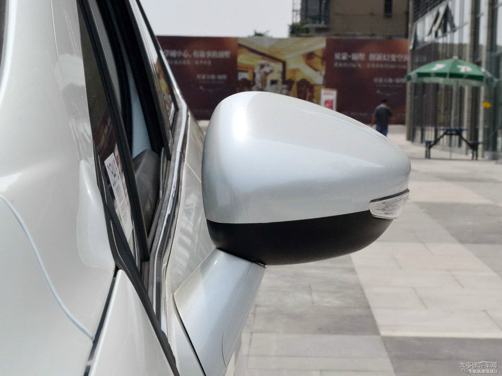 珠光白標致408車身外觀圖片