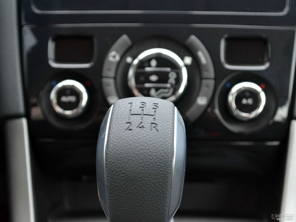 珠光白標(biāo)致408中控內(nèi)飾圖片