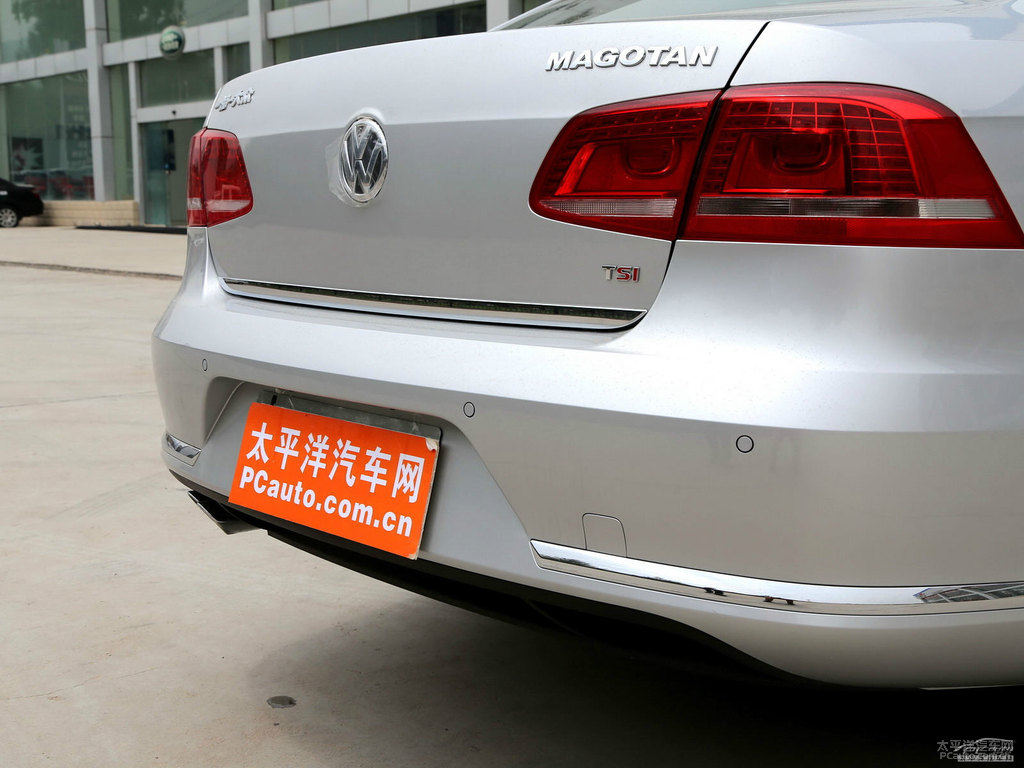 反射銀邁騰車尾外觀圖片