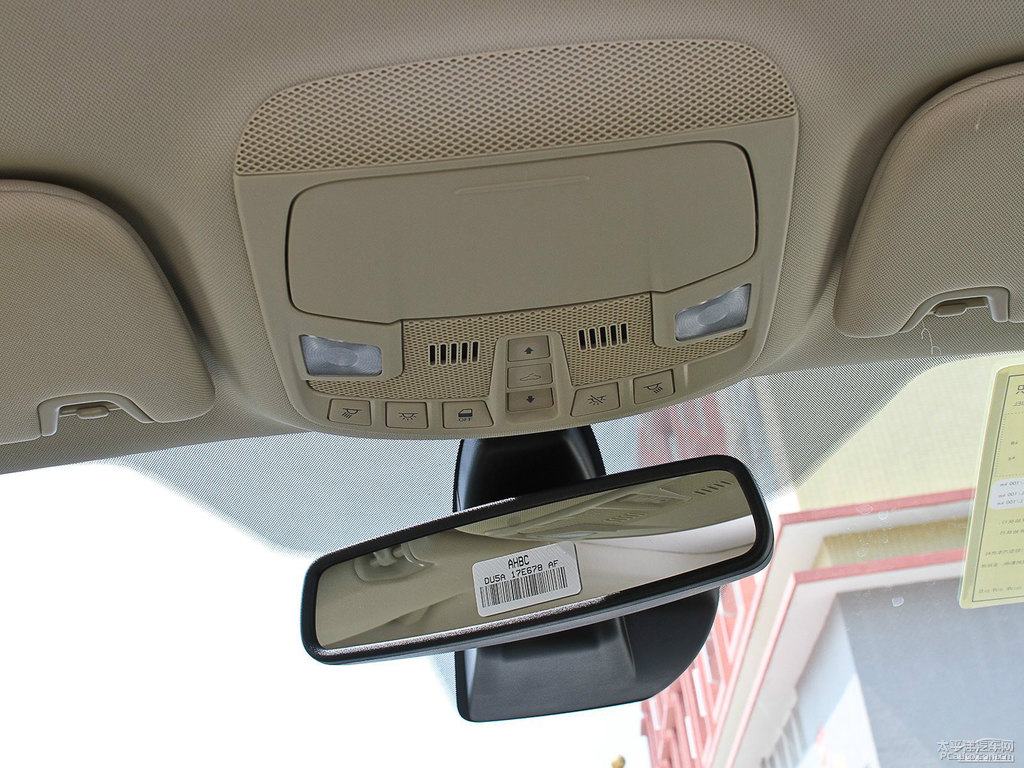 珍珠白蒙迪歐車廂內(nèi)飾圖片