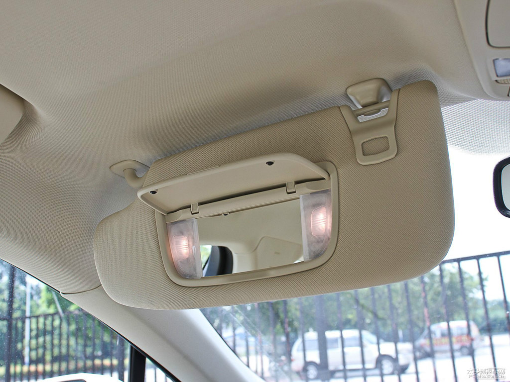 珍珠白蒙迪歐車廂內(nèi)飾圖片