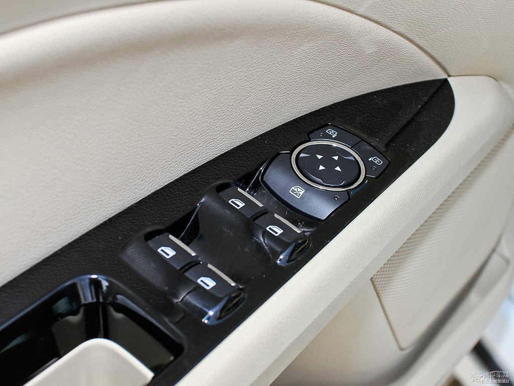 珍珠白蒙迪歐車廂內(nèi)飾圖片