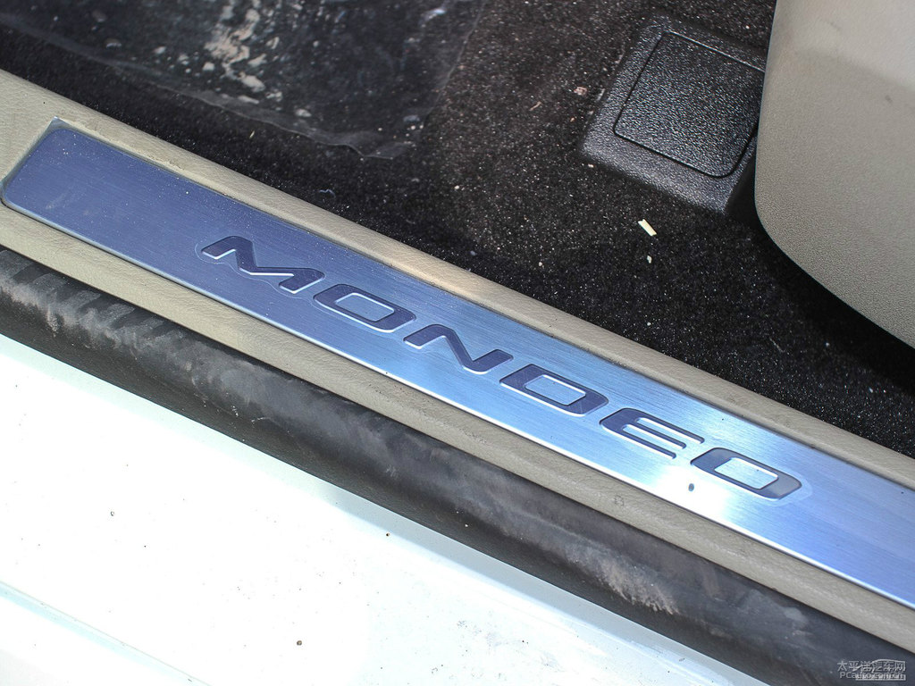 珍珠白蒙迪歐車廂內(nèi)飾圖片