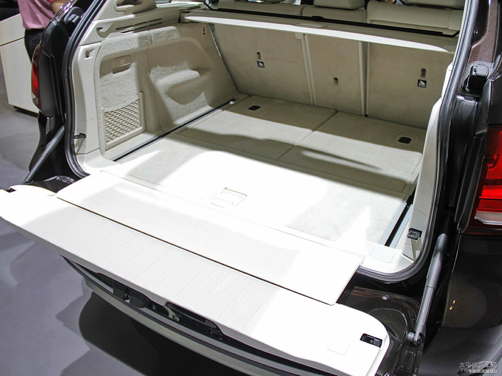 閃晶棕寶馬X5(進(jìn)口)后備廂空間圖片