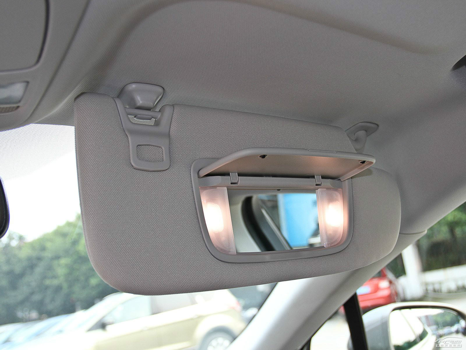 蒙迪歐內(nèi)飾高清大圖