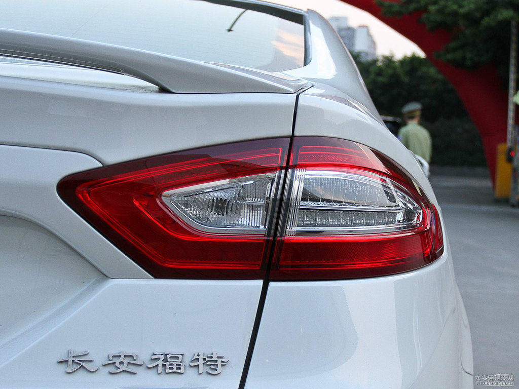 典雅白蒙迪歐車(chē)尾外觀圖片