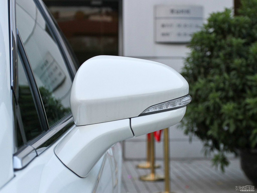 典雅白蒙迪歐車身外觀圖片