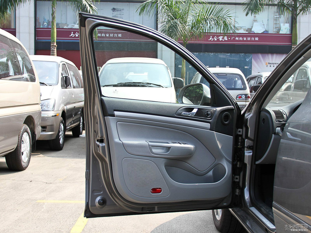 鐳射灰明銳車廂內(nèi)飾圖片