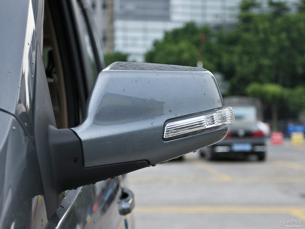 暴風(fēng)灰五菱宏光S車(chē)身外觀圖片