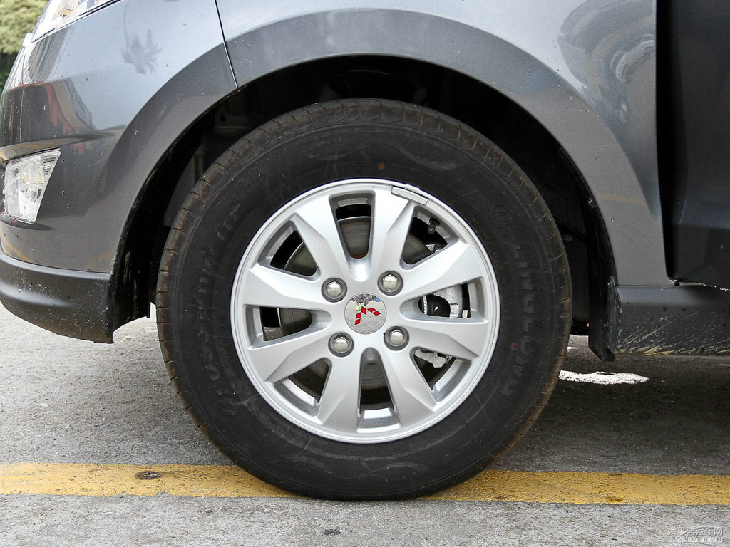 暴風灰五菱宏光S車身外觀圖片