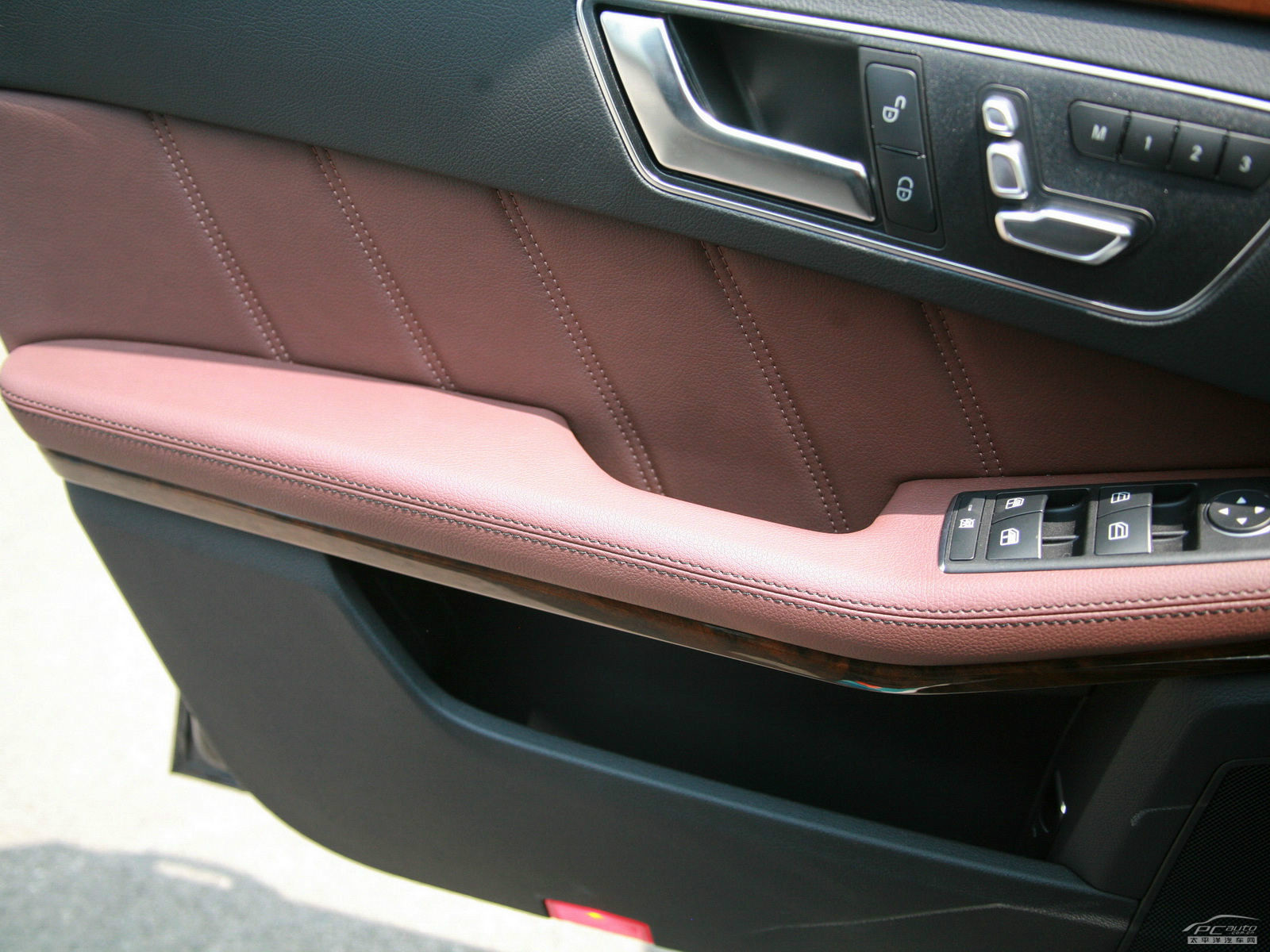 奔馳E級空間高清大圖