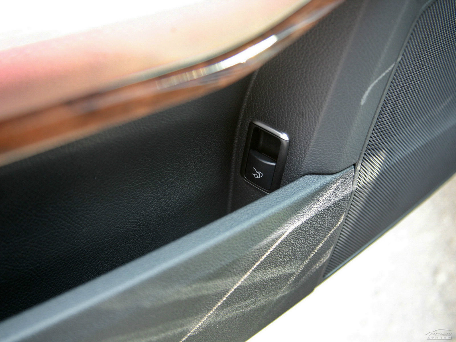 奔馳E級空間高清大圖