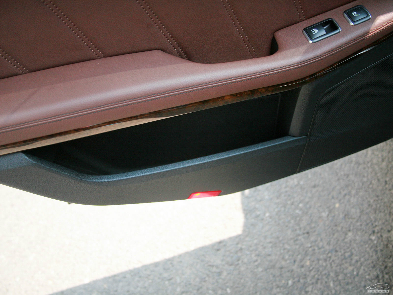 奔馳E級空間高清大圖