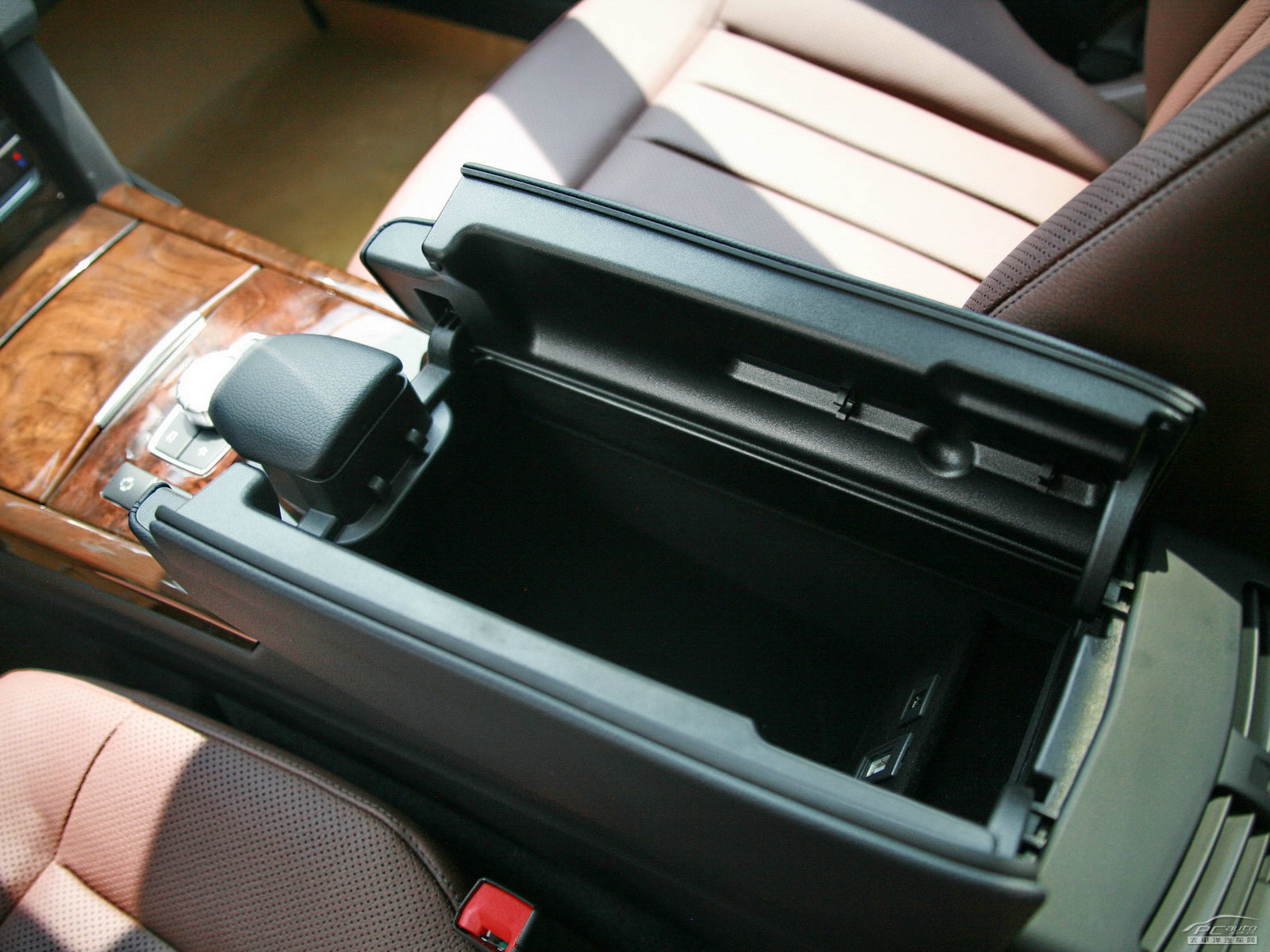 奔馳E級空間高清大圖